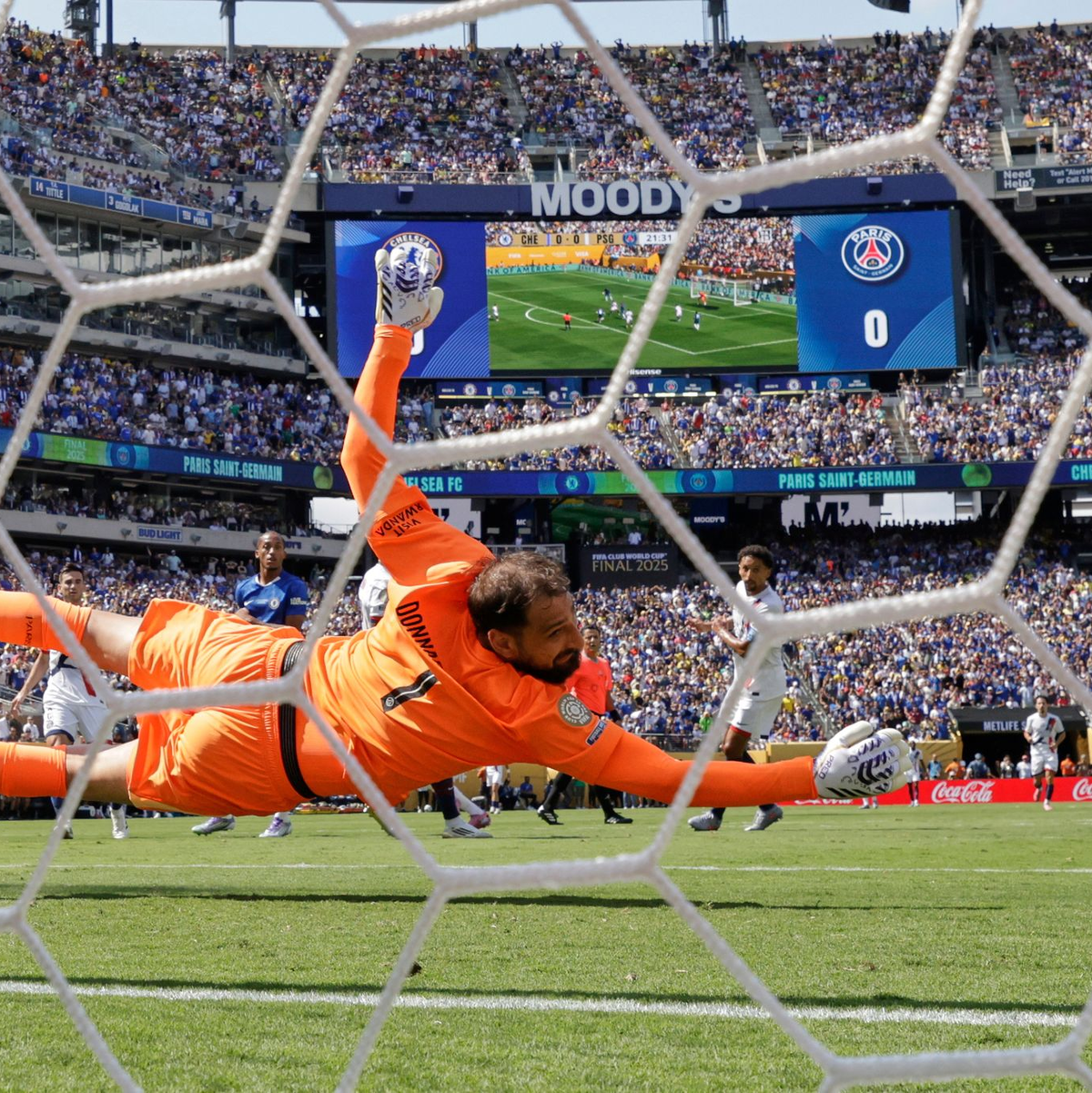 PSG-Torwart Gianluigi Donnarumma kommt nicht ran an den platzierten Schuss von Cole Palmer.  - Foto: Adam Hunger/AP/dpa