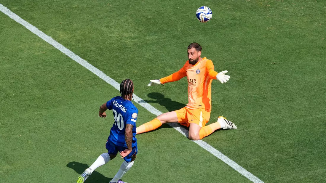 Chelsea-Stürmer João Pedro lupft den Ball über PSG-Torwart Gianluigi Donnarumma hinweg zum 3:0 ins Tor. - Bild: Pamela Smith/AP/dpa