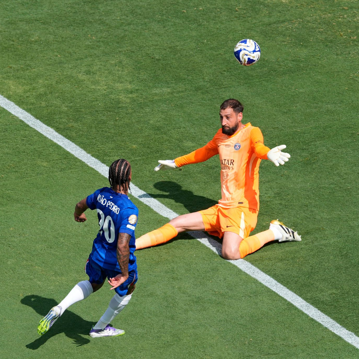 Chelsea-Stürmer João Pedro lupft den Ball über PSG-Torwart Gianluigi Donnarumma hinweg zum 3:0 ins Tor. - Foto: Pamela Smith/AP/dpa