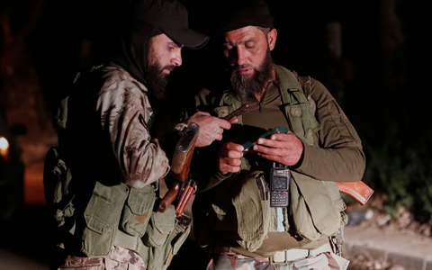 Laut der Syrischen Beobachtungsstelle für Menschenrechte sind bei Unruhen Dutzende Menschen getötet worden. (Archivbild) - Foto: Omar Sanadiki/AP/dpa Laut der Syrischen Beobachtungsstelle für Menschenrechte sind bei Unruhen Dutzende Menschen getötet worden. (Archivbild) - Foto: Omar Sanadiki/AP/dpa
