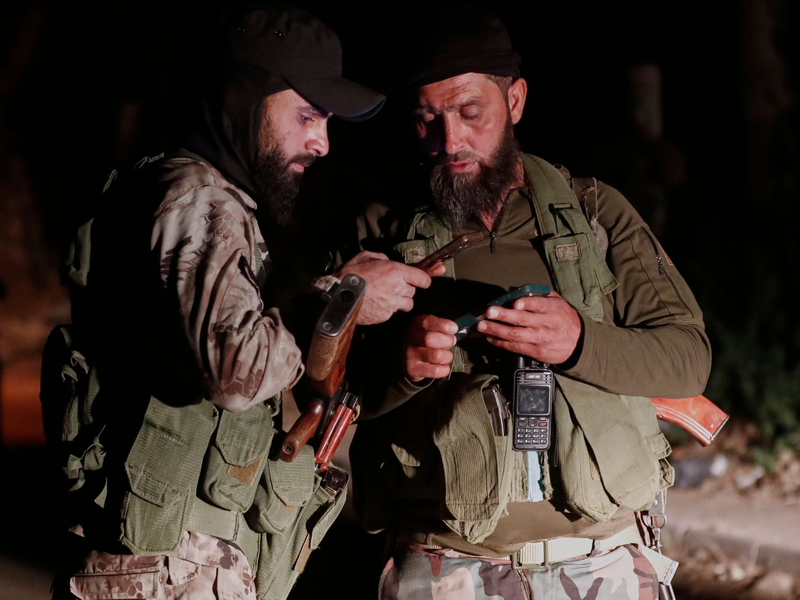 Laut der Syrischen Beobachtungsstelle für Menschenrechte sind bei Unruhen Dutzende Menschen getötet worden. (Archivbild)  - Foto: Omar Sanadiki/AP/dpa