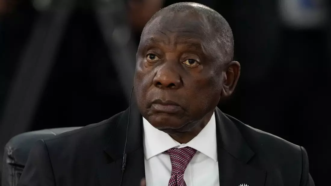 Ramaphosa richtet eine Kommission ein, die die Vorwürfe gegen den Polizeiminister untersuchen soll.  - Bild: Eraldo Peres/AP/dpa
