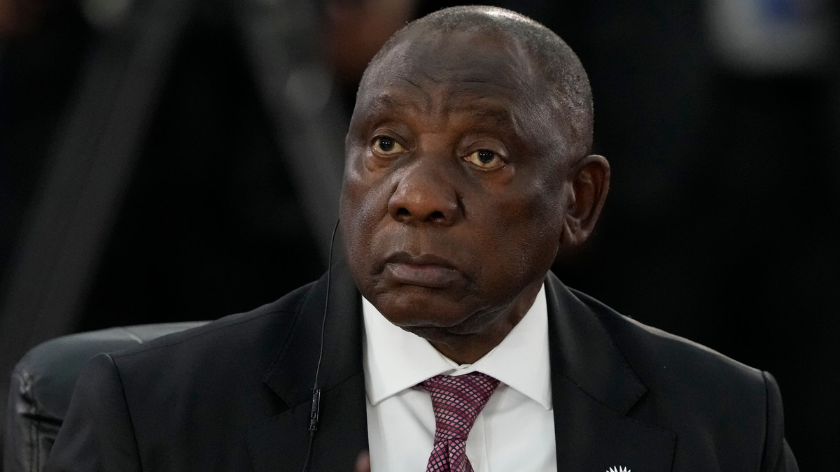 Ramaphosa richtet eine Kommission ein, die die Vorwürfe gegen den Polizeiminister untersuchen soll.  - Foto: Eraldo Peres/AP/dpa