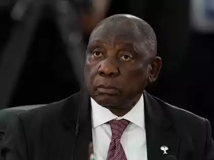 Ramaphosa richtet eine Kommission ein, die die Vorwürfe gegen den Polizeiminister untersuchen soll.  - Foto: Eraldo Peres/AP/dpa
