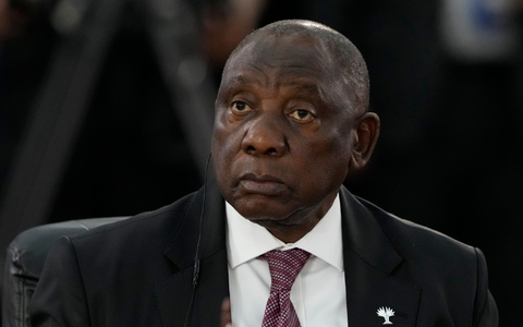 Ramaphosa richtet eine Kommission ein, die die Vorwürfe gegen den Polizeiminister untersuchen soll.  - Foto: Eraldo Peres/AP/dpa