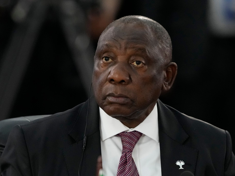 Ramaphosa richtet eine Kommission ein, die die Vorwürfe gegen den Polizeiminister untersuchen soll.  - Foto: Eraldo Peres/AP/dpa
