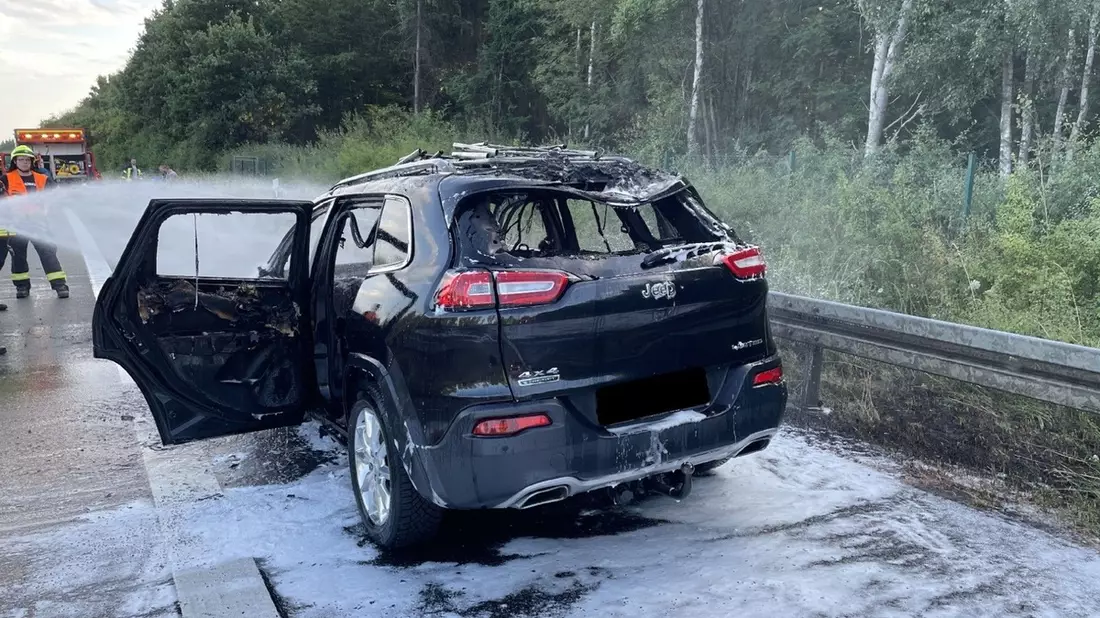 POL-OH: Wohnwagengespann geriet auf der Autobahn A 7 in Brand - Schnelles Handeln des Fahrers verhindert Schlimmeres. - Bild: presseportal.de