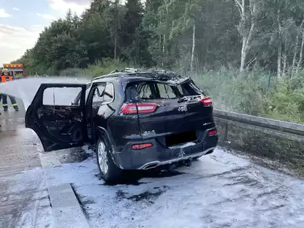 POL-OH: Wohnwagengespann geriet auf der Autobahn A 7 in Brand - Schnelles Handeln des Fahrers verhindert Schlimmeres. - Foto: presseportal.de