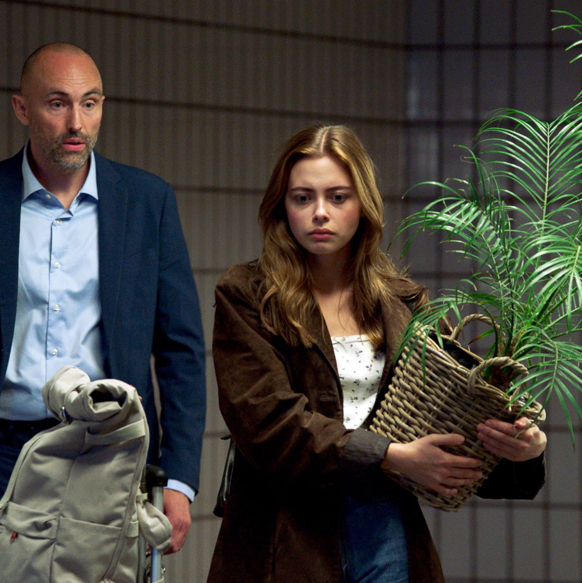 Die Gutmütigkeit der Psychologie-Studentin Ida (Elli Müller Osborne, r) wird von einem Fremden (Aleksander de Senger) in der Osloer U-Bahn schamlos ausgenutzt. - Foto: Viaplay Group/Torjus Thesen/ARD Degeto/dpa