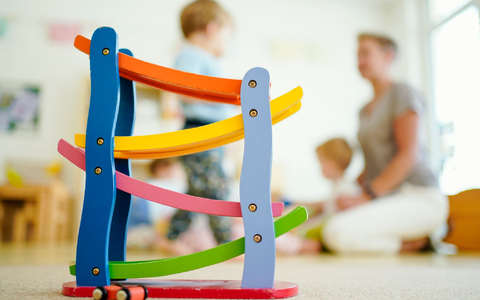 Erzieherinnen und Erzieher werden in Deutschland händeringend gesucht. - Foto: Uwe Anspach/dpa