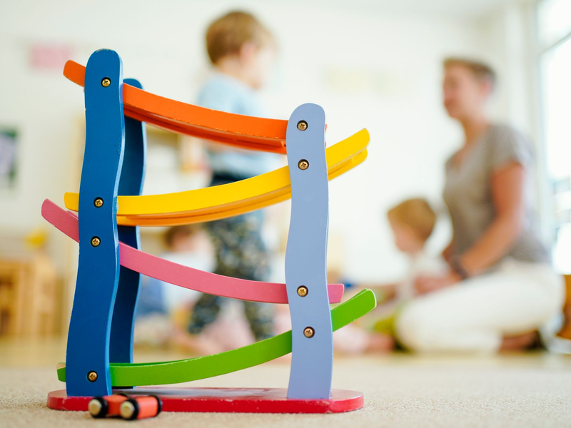 Erzieherinnen und Erzieher werden in Deutschland händeringend gesucht. - Foto: Uwe Anspach/dpa