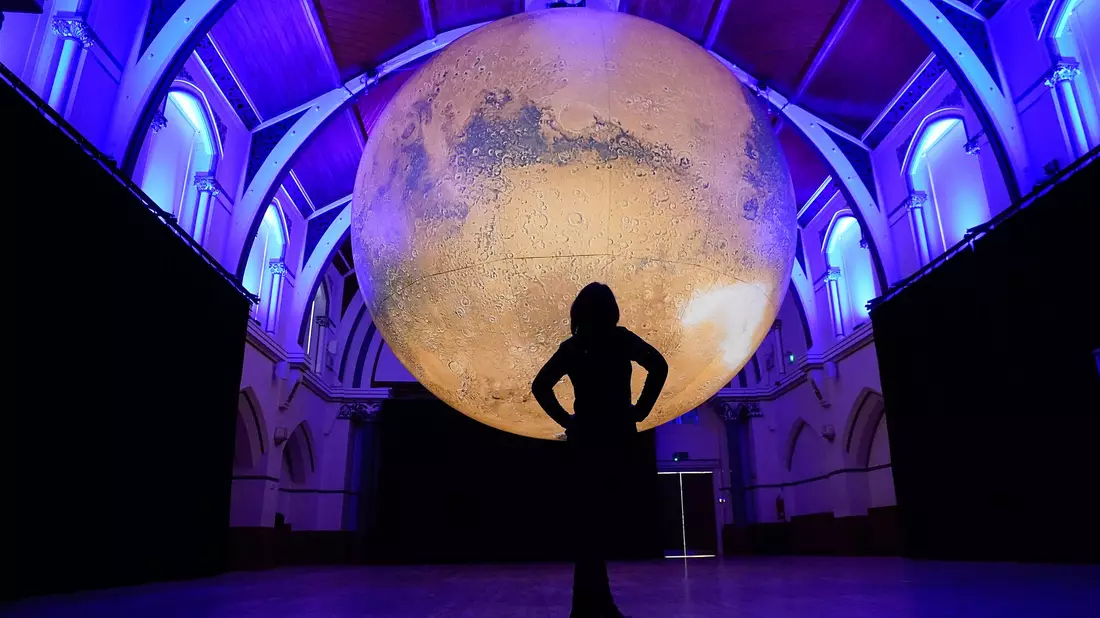 Imposant, aber von der Größe nur ein Bruchteil des Originals: Die Installation «Mars» mit sieben Meter Durchmesser wurde in Großbritannien ausgestellt (Archivfoto). - Bild: Andrew Matthews/PA Wire/dpa