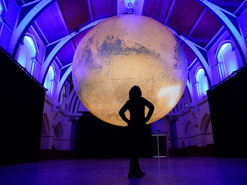 Imposant, aber von der Größe nur ein Bruchteil des Originals: Die Installation «Mars» mit sieben Meter Durchmesser wurde in Großbritannien ausgestellt (Archivfoto). - Foto: Andrew Matthews/PA Wire/dpa