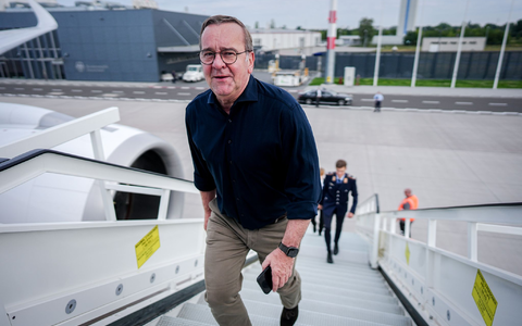 Der Verteidigungsminister auf dem Weg zu seinem ersten Besuch in Washington, seit Donald Trump US-Präsident ist. - Foto: Kay Nietfeld/dpa