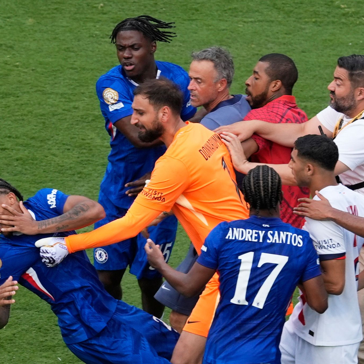 Wilde Szenen nach dem Schlusspfiff mit PSG-Torwart Gianluigi Donnarumma (in Orange). Daneben mittendrin, Trainer Luis Enrique. - Foto: Pamela Smith/ AP/dpa