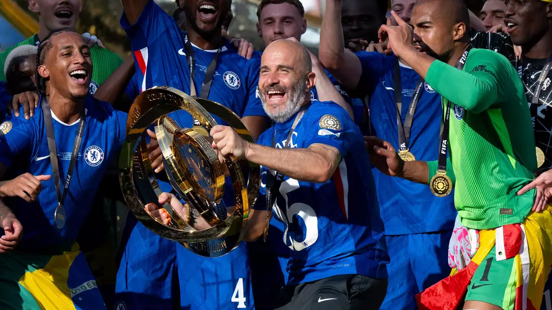 Chelsea-Trainer Enzo Maresca (M) jubelt mit der WM-Trophäe. Der Italiener coachte PSG-Trainer Luis Enrique im Finale aus.  - Bild: Sven Hoppe/dpa