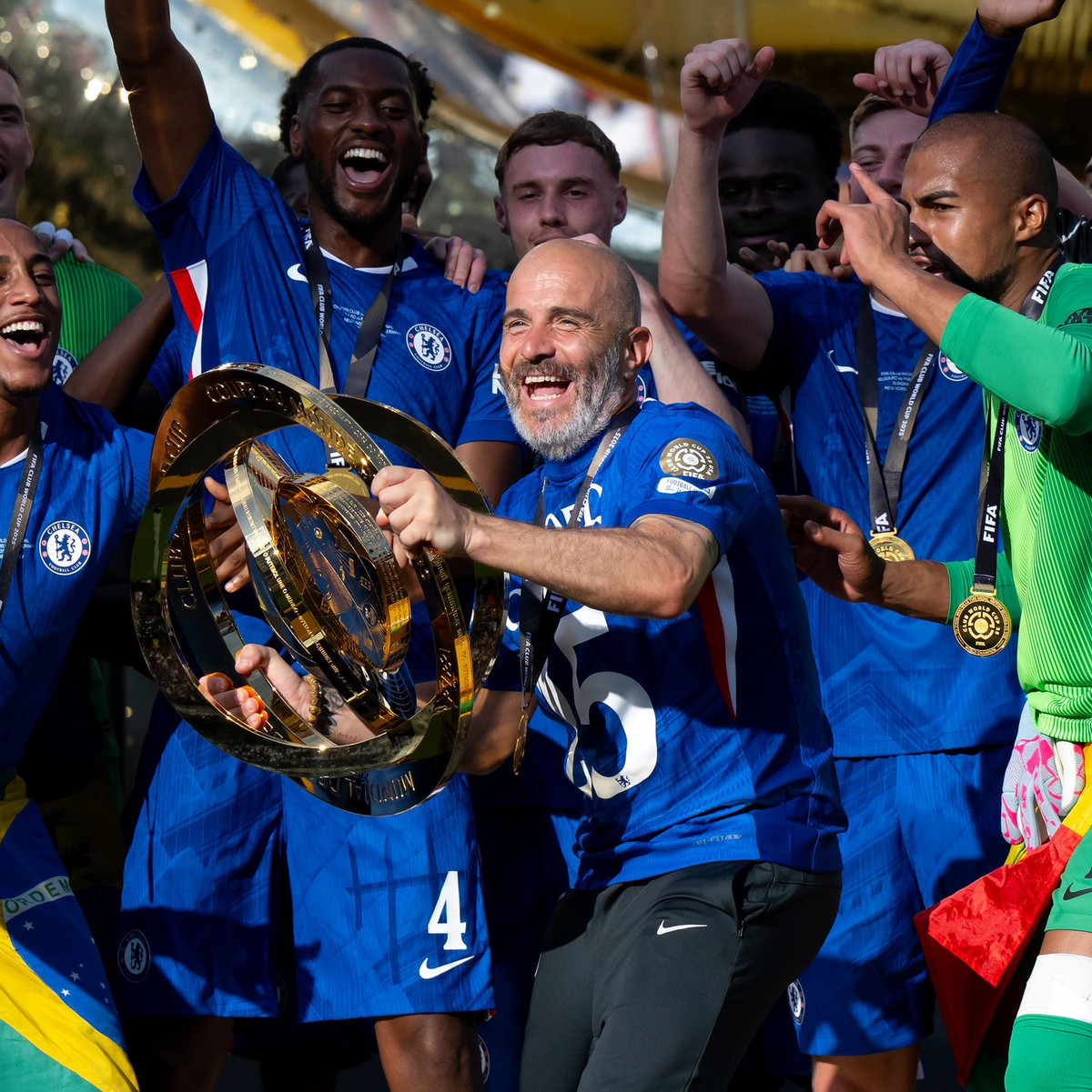 Chelsea-Trainer Enzo Maresca (M) jubelt mit der WM-Trophäe. Der Italiener coachte PSG-Trainer Luis Enrique im Finale aus.  - Foto: Sven Hoppe/dpa