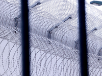 Ein in der Tasche eines Mitgefangenen geflohener Häftling in Frankreich ist wieder hinter Gittern. (Archivbild) - Foto: David Young/dpa