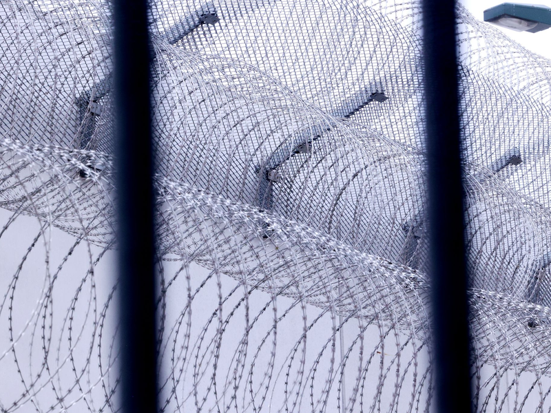 Ein in der Tasche eines Mitgefangenen geflohener Häftling in Frankreich ist wieder hinter Gittern. (Archivbild) - Foto: David Young/dpa