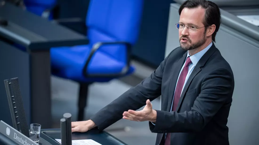 SPD-Fraktionsgeschäftsführer Dirk Wiese zweifelt am Söder-Vorschlag zum Bürgergeld für Ukrainer. (Archivbild) - Bild: Michael Kappeler/dpa