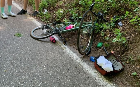 POL-PDLD: St. Martin - Autofahrer übersieht Rennradfahrer - Foto: presseportal.de