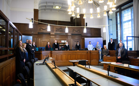 Staatsanwalt Philipp Meyhöfer im Gerichtssaal. - Foto: Bernd von Jutrczenka/dpa