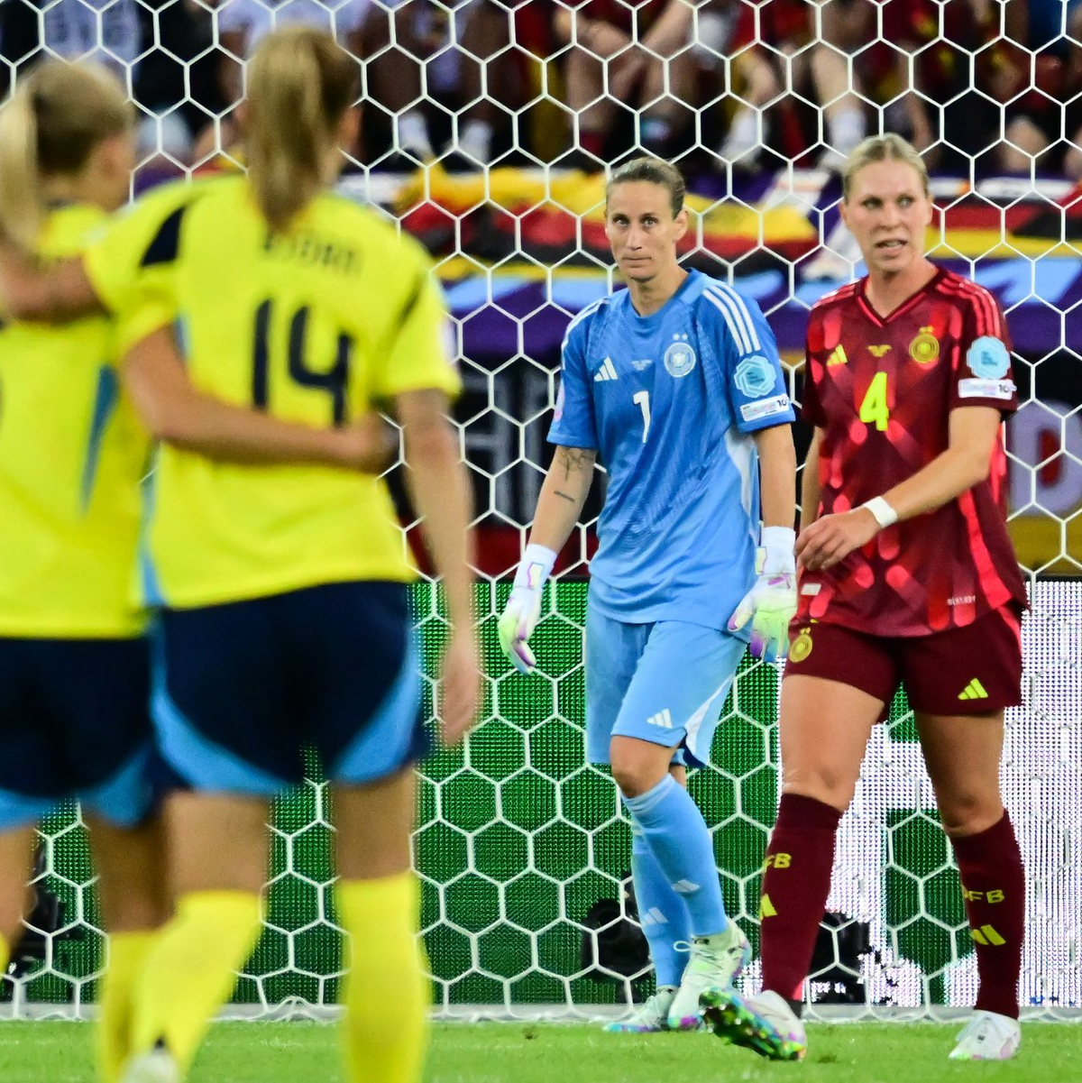 Verteidigerin Rebecca Knaak (r) zeigte sich als Schwachpunkt in der deutschen Abwehr. - Foto: Sebastian Christoph Gollnow/dpa