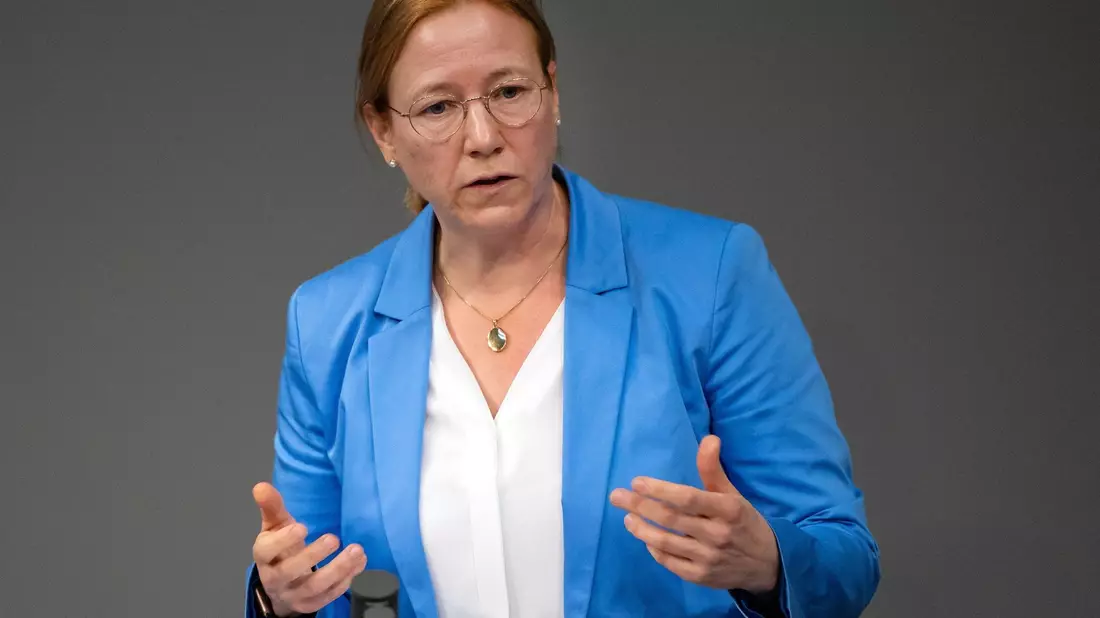 SPD-Fraktionsvize Dagmar Schmidt stellt sich im Soziales gegen den Kanzler (Foto: Archiv). - Bild: Bernd von Jutrczenka/dpa