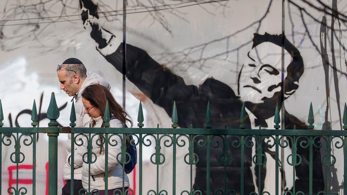 Wandbild von Elon Musk. Unternehmen in Deutschland ziehen sich zumindest teilweise von Musks Plattform X zurück.  - Foto: Andreea Alexandru/AP/dpa