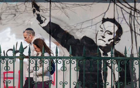 Wandbild von Elon Musk. Unternehmen in Deutschland ziehen sich zumindest teilweise von Musks Plattform X zurĂŒck. - Foto: Andreea Alexandru/AP/dpa Wandbild von Elon Musk. Unternehmen in Deutschland ziehen sich zumindest teilweise von Musks Plattform X zurĂŒck. - Foto: Andreea Alexandru/AP/dpa