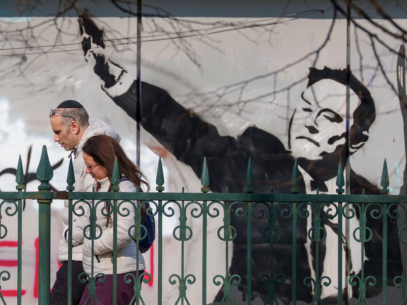 Wandbild von Elon Musk. Unternehmen in Deutschland ziehen sich zumindest teilweise von Musks Plattform X zurück.  - Foto: Andreea Alexandru/AP/dpa