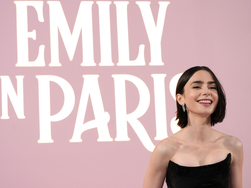 Lily Collins spielt die Hauptrolle in der Netflix-Serie «Emily in Paris». - Foto: Jordan Strauss/Invision/dpa