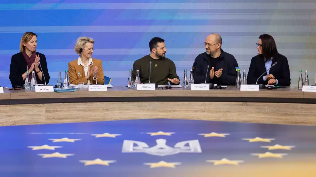 Der ukrainische Präsident Wolodymyr Selenskyj (Mitte) hat Vize-Ministerpräsidentin Swyrydenko (rechts im Bild) gebeten, die Regierungsbildung zu übernehmen. (Archivbild) - Bild: Uncredited/Ukrainian Presidential Press Office/AP/dpa