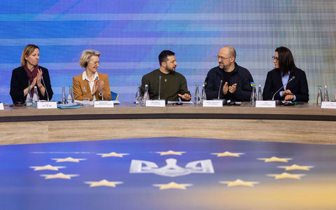 Der ukrainische Präsident Wolodymyr Selenskyj (Mitte) hat Vize-Ministerpräsidentin Swyrydenko (rechts im Bild) gebeten, die Regierungsbildung zu übernehmen. (Archivbild) - Foto: Uncredited/Ukrainian Presidential Press Office/AP/dpa