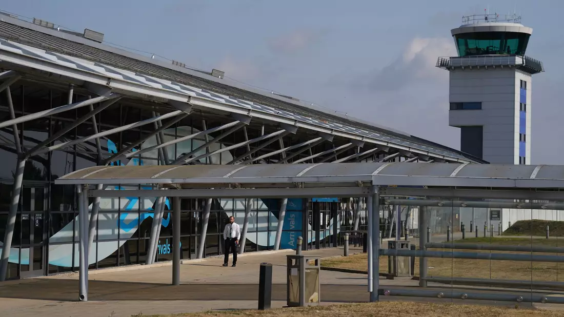Der Flughafen London Southend bleibt nach dem Absturz eines Geschäftsflugzeugs vorübergehend geschlossen. - Bild: Joe Giddens/PA Wire/dpa
