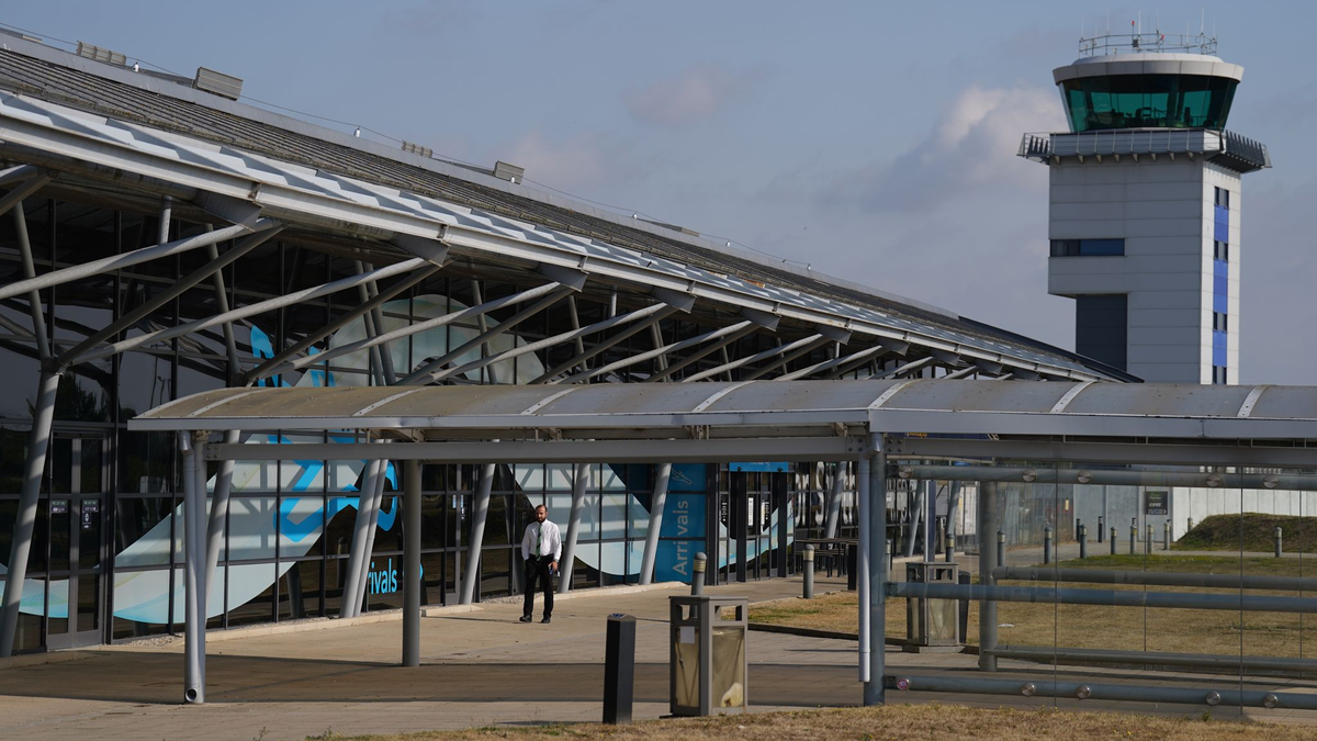 Der Flughafen London Southend bleibt nach dem Absturz eines Geschäftsflugzeugs vorübergehend geschlossen. - Foto: Joe Giddens/PA Wire/dpa