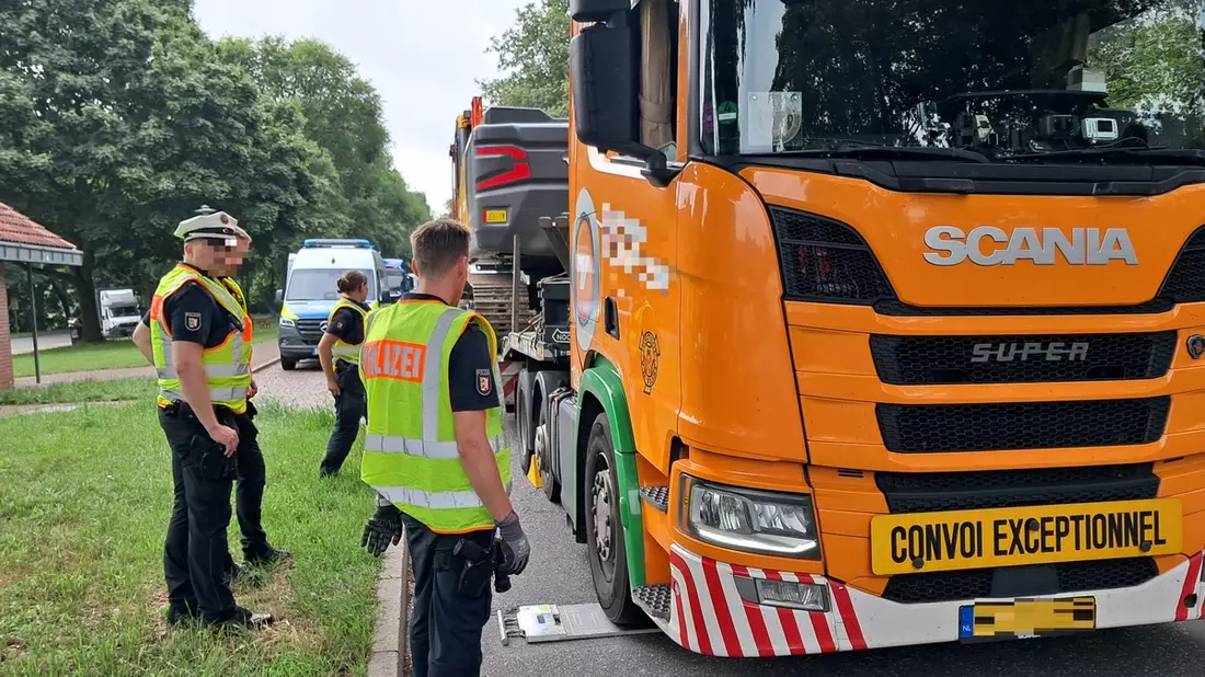 POL-SE: Tornesch / BAB 23 - Polizei führt Schwerlast- und Gefahrgutkontrolle an der Autobahn durch und stellt Verstöße fest - Bild: presseportal.de