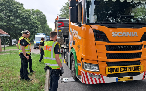POL-SE: Tornesch / BAB 23 - Polizei führt Schwerlast- und Gefahrgutkontrolle an der Autobahn durch und stellt Verstöße fest - Foto: presseportal.de