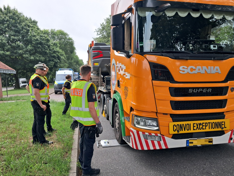 POL-SE: Tornesch / BAB 23 - Polizei führt Schwerlast- und Gefahrgutkontrolle an der Autobahn durch und stellt Verstöße fest - Foto: presseportal.de