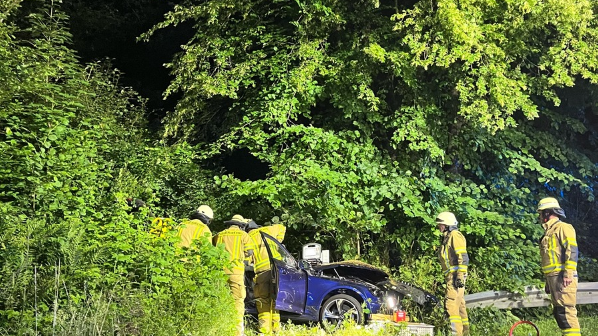 POL-AC: Alleinunfall - Drei junge Männer bei Verkehrsunfall verletzt - Foto: presseportal.de