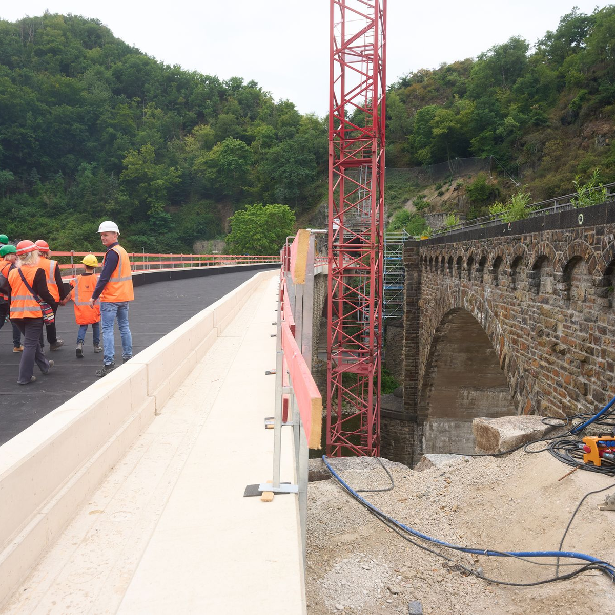 Mahnmale gibt es im Ahrtal an vielen Stellen, hier erinnert ein Auto an die Flut. - Foto: Thomas Frey/dpa