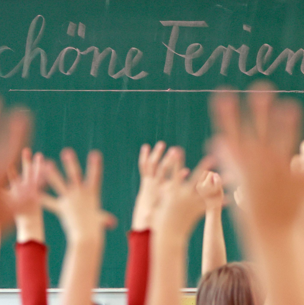 In der Debatte um die seit Jahren bestehende Ferien-Sonderregel für Bayern und Baden-Württemberg haben sich mehrere Bundesländer der Kritik aus NRW angeschlossen. - Foto: Matthias Bein/dpa