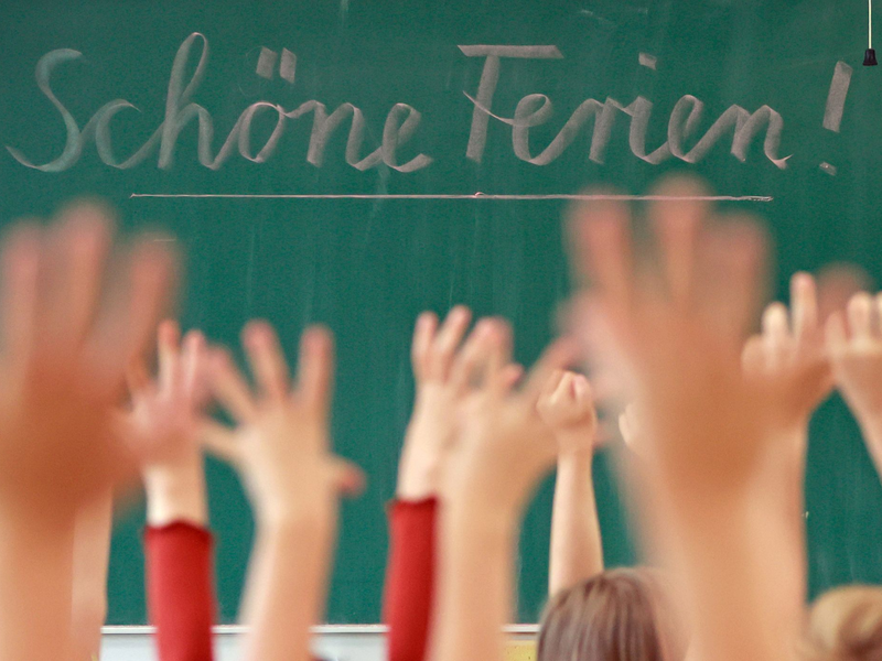 In der Debatte um die seit Jahren bestehende Ferien-Sonderregel für Bayern und Baden-Württemberg haben sich mehrere Bundesländer der Kritik aus NRW angeschlossen. - Foto: Matthias Bein/dpa