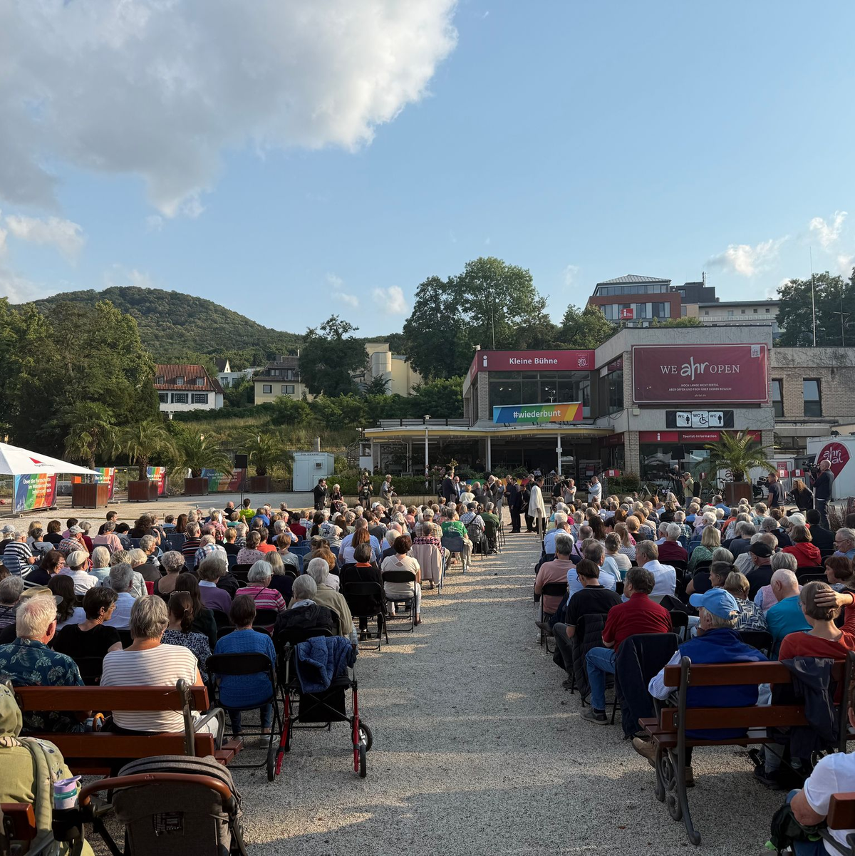 Die Menschen sind zum Jahrestag der Flutkatastrophe im Ahrtal im Kurpark zum Gedenken zusammengekommen.  - Foto: Mona Wenisch/dpa