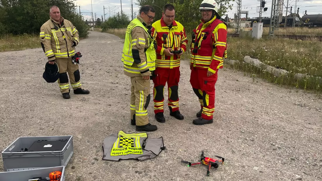 FW Lehrte: Böschungsbrand zwischen den Bahngleisen bei Lehrte - Bild: presseportal.de