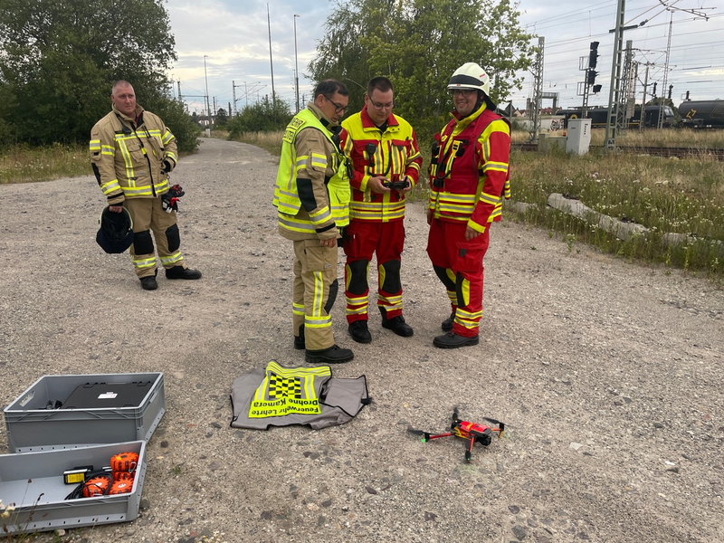 FW Lehrte: Böschungsbrand zwischen den Bahngleisen bei Lehrte - Foto: presseportal.de
