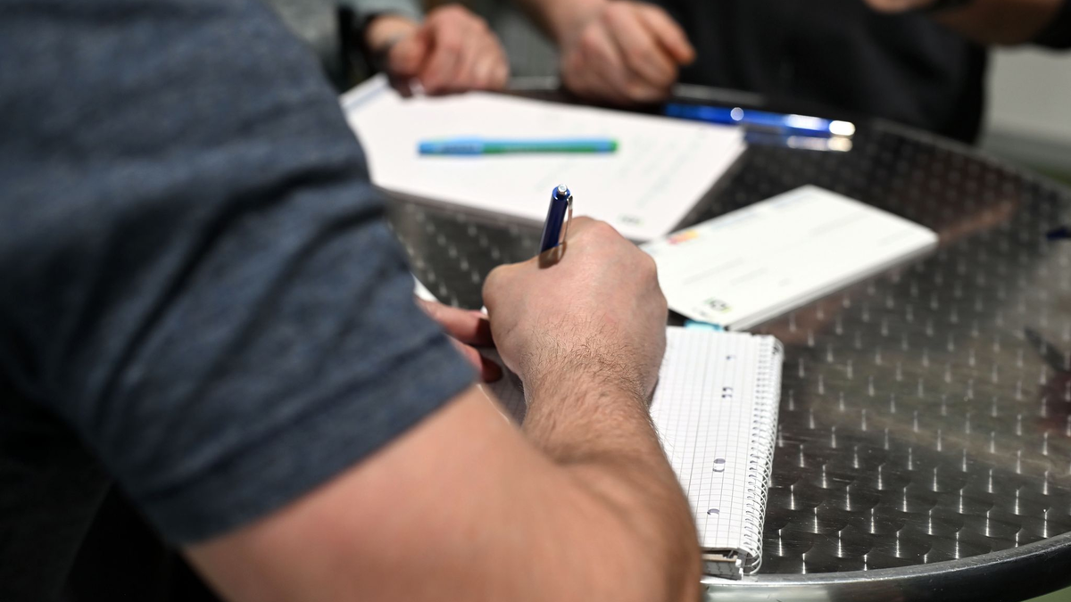 In vielen Betrieben spielen nach einer Umfrage Generationenkonflikte eine Rolle (Foto: Archiv). - Foto: Uli Deck/dpa
