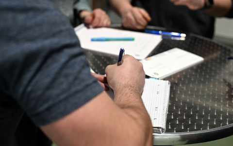 In vielen Betrieben spielen nach einer Umfrage Generationenkonflikte eine Rolle (Foto: Archiv). - Foto: Uli Deck/dpa