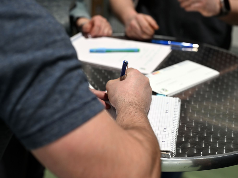 In vielen Betrieben spielen nach einer Umfrage Generationenkonflikte eine Rolle (Foto: Archiv). - Foto: Uli Deck/dpa