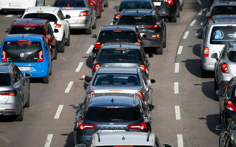 Die Menschen in Deutschland sind vergangenes Jahr wieder weiter mit ihren Autos gefahren. (Archivbild) - Foto: Marijan Murat/dpa